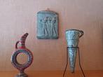 Griekse decoratie: karaf, vaas en schild in perfecte staat, Antiek en Kunst, Antiek | Vazen, Ophalen
