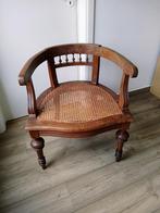 Oude decoratieve stoel met armleuning met zit in cannage, Ophalen