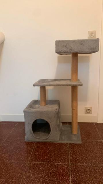 Kattentoren en krabpaal in één beschikbaar voor biedingen