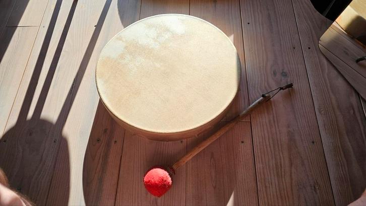 Tambour chamanique en chêne et peau bison - hochet en laine, Musique & Instruments, Percussions, Comme neuf, Tambour, Enlèvement ou Envoi