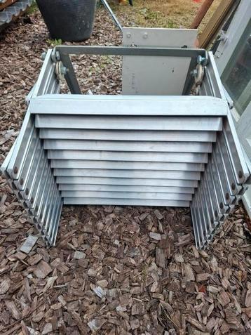 Uitklapbare metalen zoldertrap beschikbaar voor biedingen