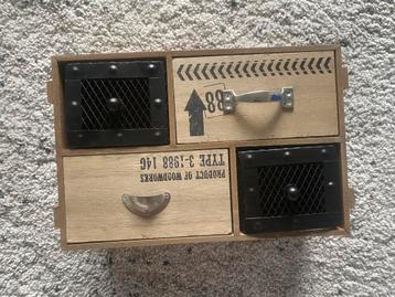 Opbergkastje met lades beschikbaar voor biedingen