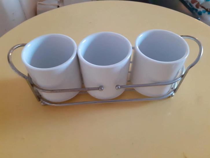 3 tasses en faïence dans un support., Maison & Meubles, Salle de bain | Linge de bain & Accessoires, Comme neuf, Blanc, Enlèvement ou Envoi