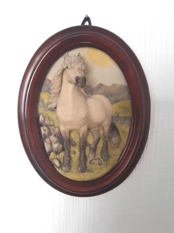 Frame met paard in reliëf. beschikbaar voor biedingen