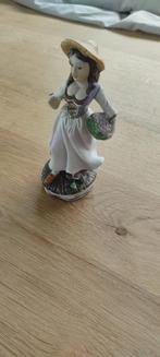 Figurine en biscuit femme portant des raisins, Ophalen