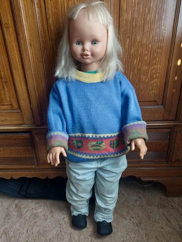 Grote Pop stapt mee aan de hand beschikbaar voor biedingen