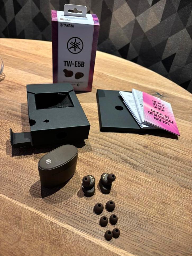 Yamaha donkerbruine in-ear oortjes, Telecommunicatie, Mobiele telefoons | Oordopjes, Zo goed als nieuw, Bluetooth, Ophalen of Verzenden