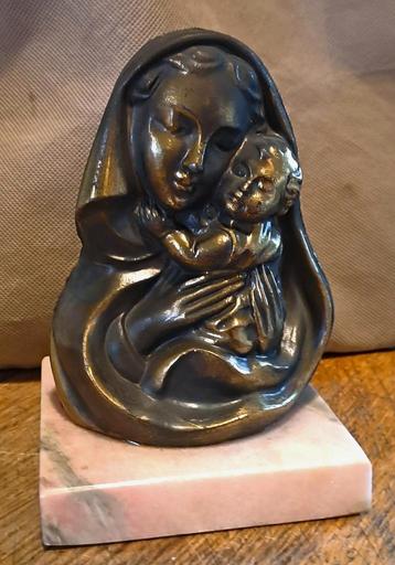 Beeld in brons of koper op roze marmer.moeder en kind. beschikbaar voor biedingen