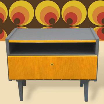 Retro nachtkastje beschikbaar voor biedingen