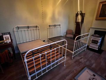 2 gelijkaardige bedden 120x190 beschikbaar voor biedingen