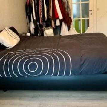 Lederen design bed met glazen bladen, Huis en Inrichting, Slaapkamer | Bedden, Ophalen, Overige materialen, Zwart, Tweepersoons