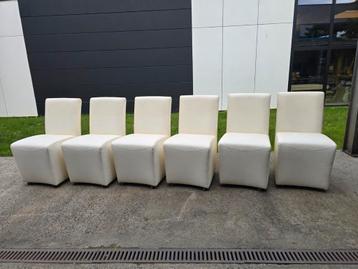 Eetkamerstoelen op wielen beschikbaar voor biedingen
