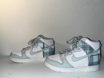 Nike Dunk High SE summit white light silver beschikbaar voor biedingen