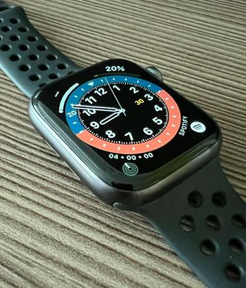 Apple Watch 6 44mm space black in goede staat beschikbaar voor biedingen