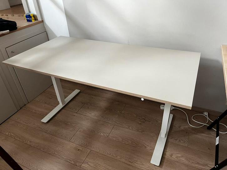 Ikea sta/zit bureau in prachtige staat!, Huis en Inrichting, Tafels | Eettafels, Zo goed als nieuw, Ophalen