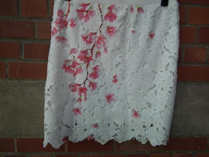 rok voor dames. maat 44 (Cassis) wit met roze patronen, Kleding | Dames, Rokken, Nieuw, Maat 42/44 (L), Wit, Knielengte, Verzenden