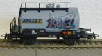 Wagon citerne   MILLET  avec graffiti   n 954-3 P   Piko HO, Hobby & Loisirs créatifs, Piko, Enlèvement ou Envoi, Courant continu