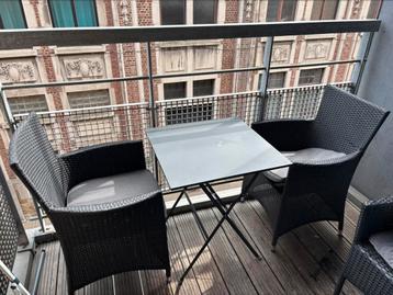 Set met tafel en stoelen beschikbaar voor biedingen
