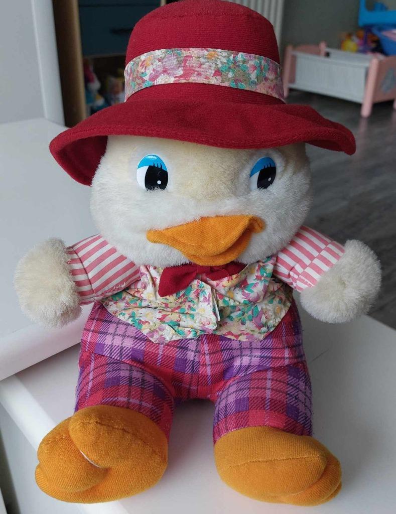 Zittend eendje met hoedje op.  Goede staat, Ophalen, Gebruikt, Eend