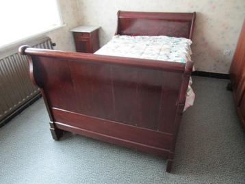 oud bed twijfelaar met nachtkastje beschikbaar voor biedingen