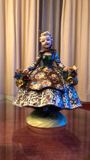 Porseleinen bloemenmeisje beschikbaar voor biedingen