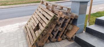 Pallets om weg te geven beschikbaar voor biedingen