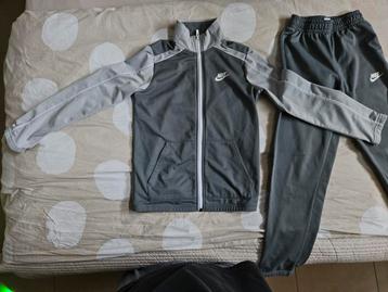 Training nike 137-147 cm  garçon 10 ans, Enlèvement, Porté