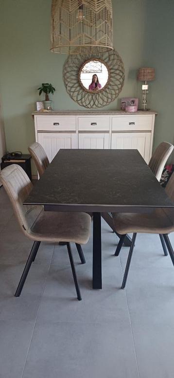 Tafel betonlook zo goed als nieuw met spinnepoot uitschuifba beschikbaar voor biedingen