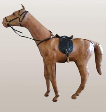 Superbe cheval, recouvert de cuir. Années '60. Hauteur 33 cm