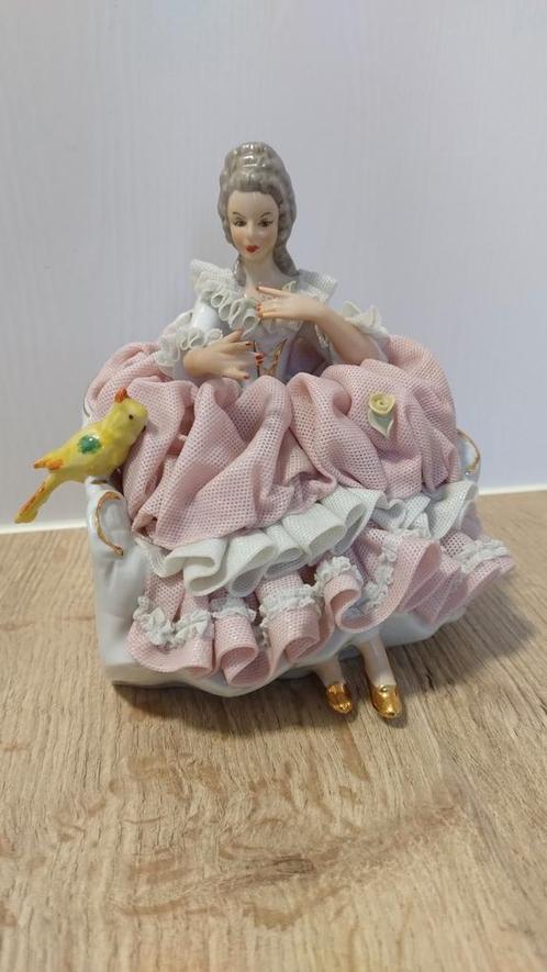 Figurine en porcelaine de Dresde Lace Antoinette avec perroq, Antiquités & Art, Antiquités | Porcelaine, Enlèvement ou Envoi