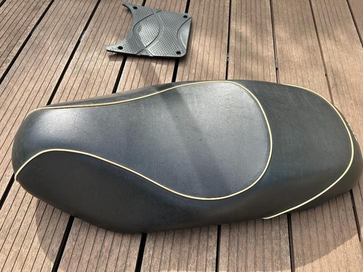 Sym fiddle 2 zadel + accudeksel, Fietsen en Brommers, Brommers | Toebehoren, Gebruikt, Overige typen, Ophalen