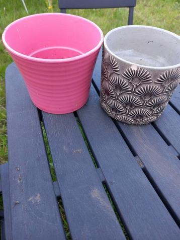 Twee bloempotje lichtjes beschadigd. beschikbaar voor biedingen