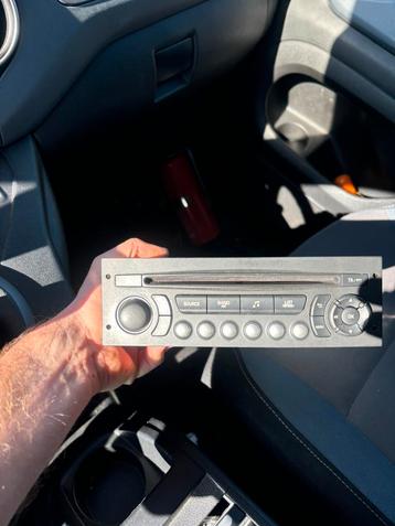 Auto radio Peugeot Partner  disponible aux enchères