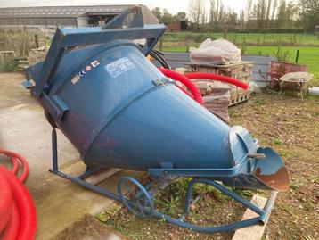 Liggende vultrechter beschikbaar voor biedingen