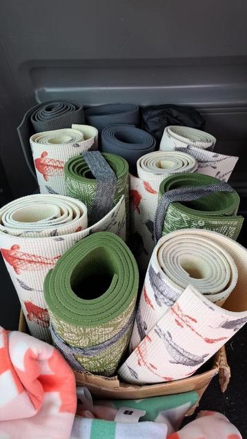 Yoga matten 3 groene en 4 grijze  beschikbaar voor biedingen