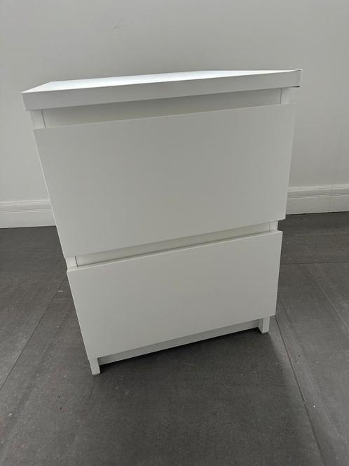 Twee (2) IKEA Malm nachtkastjes wit (prijs voor 2 stuks), Maison & Meubles, Chambre à coucher | Tables de chevet, Utilisé, 55 à 70 cm
