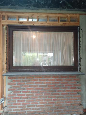 Massief houten raam met isolerend dubbel glas. beschikbaar voor biedingen