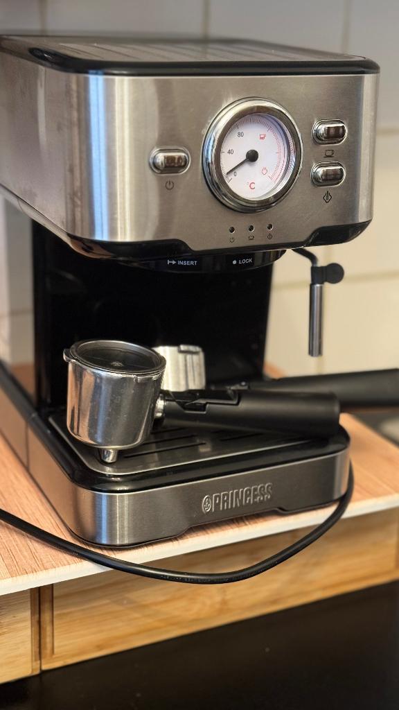 Coffee machine, Electroménager, Cafetières, Utilisé, Café moulu, Café en grains, Machine à espresso, 2 à 4 tasses, Réservoir d'eau amovible