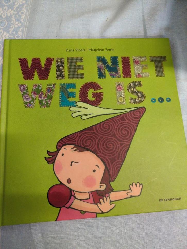 Karla Stoefs - Wie niet weg is..., Boeken, Prentenboeken en Plaatjesalbums, Zo goed als nieuw, Ophalen