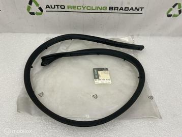 Deurrubber Links Achter Renault Scenic 2 NIEUW  8200288036 beschikbaar voor biedingen