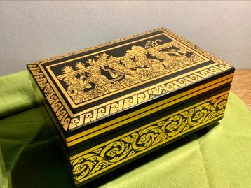 Zwart juwelen kistje met goudkleurige decoratie uit Thailand