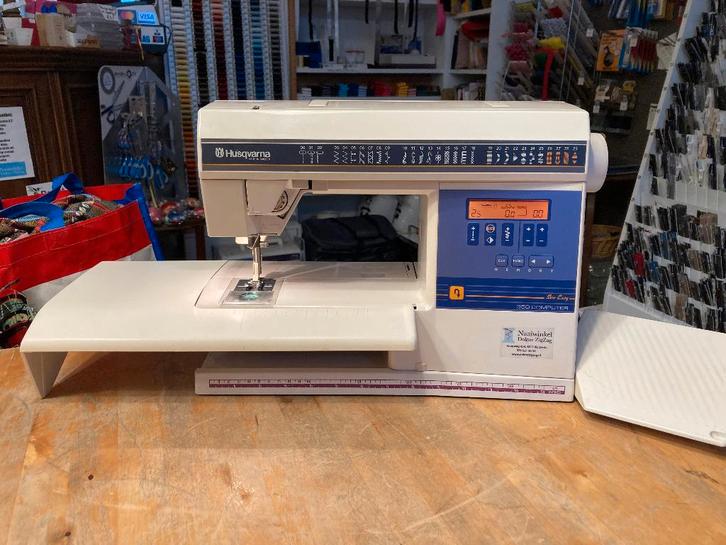 Husqvarna 350 computernaaimachine met grote naaitafel, Hobby en Vrije tijd, Naaimachines en Toebehoren, Gebruikt, Naaimachine