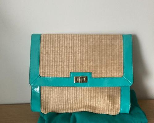 Rieten retro look clutch met vinyl details (NIEUW), Handtassen en Accessoires, Tassen | Damestassen, Nieuw, Avondtasje, Beige