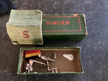 Antieke Singer naaivoetjes in originele doos beschikbaar voor biedingen