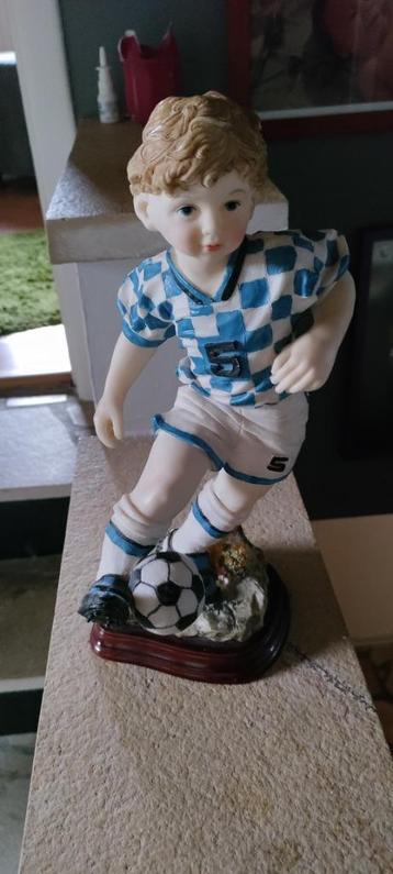 Beeldje van een voetballer beschikbaar voor biedingen