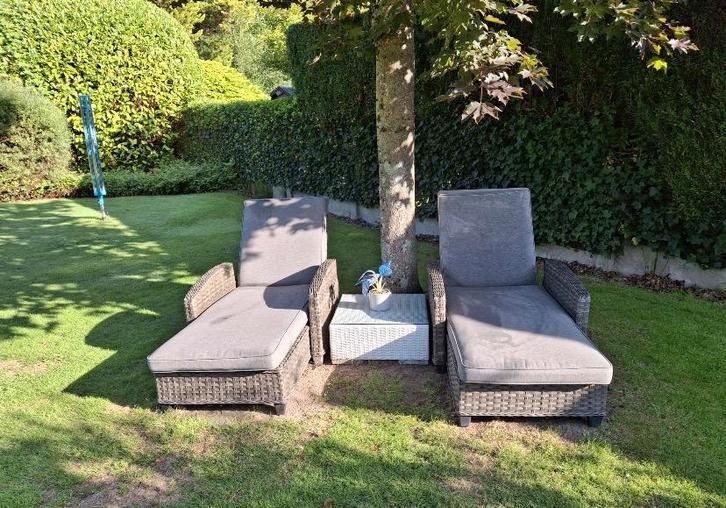 2 wicker ligbedden + bijzettafel – zeer goede staat, Tuin en Terras, Ligbedden, Zo goed als nieuw, Wicker, Verzenden