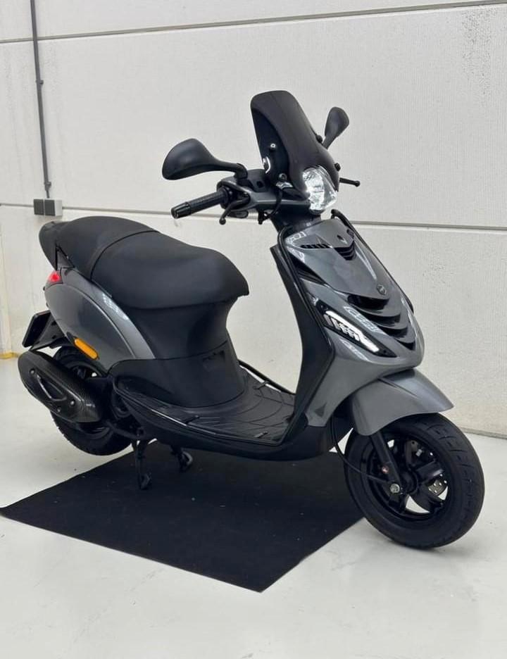 Piaggio Zip 4T I-Get 2020 Argaat Grijs FULL OPTION 45km, Fietsen en Brommers, Handleidingen en Instructieboekjes, Zo goed als nieuw