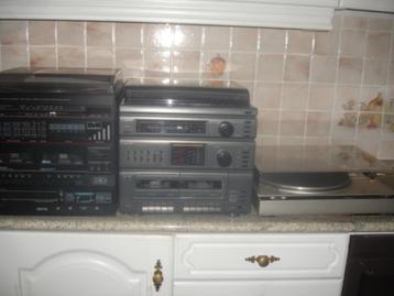 2 oudere Stereoketens, 1 platendraaier en 5 boxen, € 30,00 beschikbaar voor biedingen