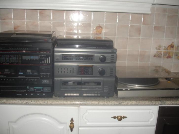 2 oudere Stereoketens, 1 platendraaier en 5 boxen, € 30,00, Audio, Tv en Foto, Platenspelers, Gebruikt, Platenspeler, Overige merken