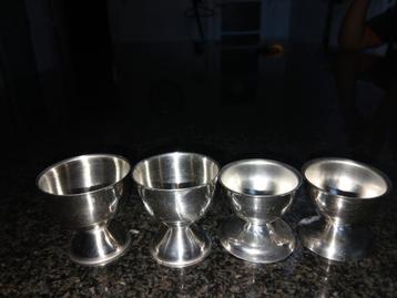 Te koop: Set van 4 eierdopjes van roestvrij staal! beschikbaar voor biedingen